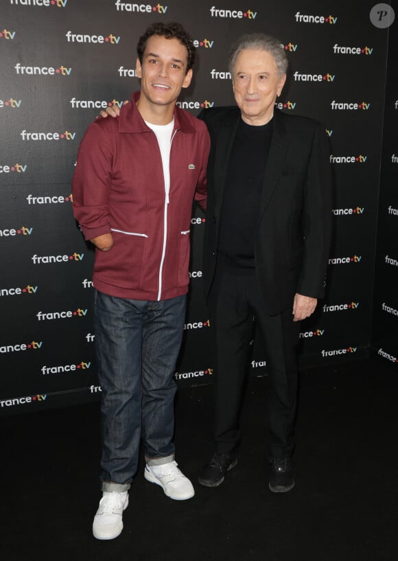 Théo Curin et Michel Drucker au photocall de la conférence de presse de rentrée de France Télévisions à Paris, France, le 4 septembre 2024. © Coadic Guirec/Bestimage