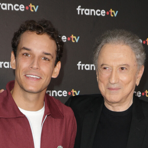 Théo Curin et Michel Drucker au photocall de la conférence de presse de rentrée de France Télévisions à Paris, France, le 4 septembre 2024. © Coadic Guirec/Bestimage