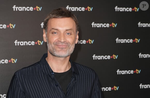 Augustin Trapenard au photocall de la conférence de presse de rentrée de France Télévisions à Paris, France, le 4 septembre 2024. © Coadic Guirec/Bestimage