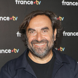 André Manoukian au photocall de la conférence de presse de rentrée de France Télévisions à Paris, France, le 4 septembre 2024. © Coadic Guirec/Bestimage