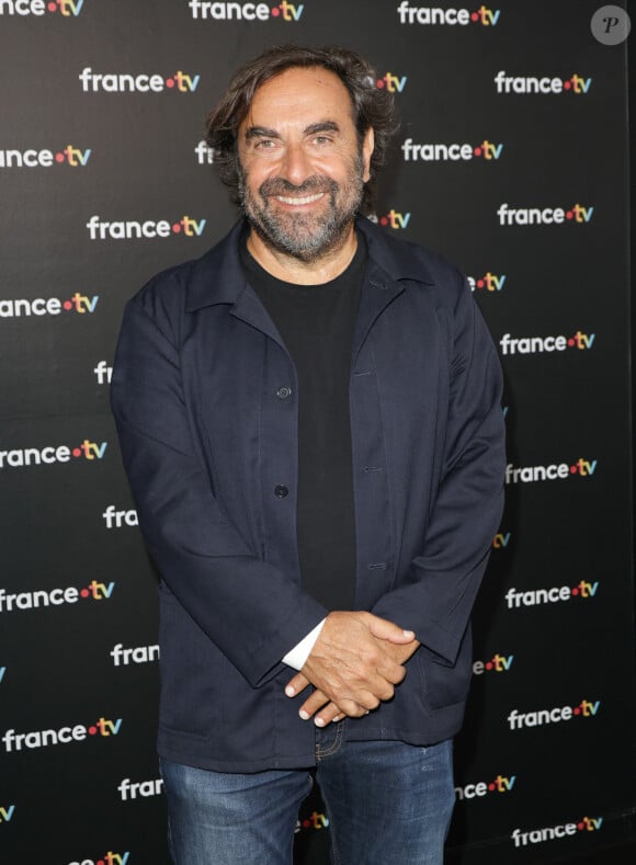 André Manoukian au photocall de la conférence de presse de rentrée de France Télévisions à Paris, France, le 4 septembre 2024. © Coadic Guirec/Bestimage