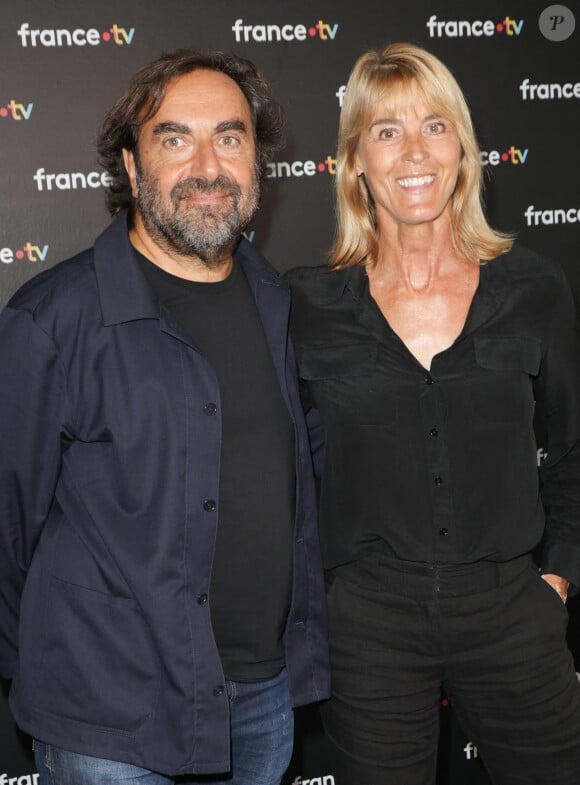 André Manoukian et Nathalie Simon au photocall de la conférence de presse de rentrée de France Télévisions à Paris, France, le 4 septembre 2024. © Coadic Guirec/Bestimage