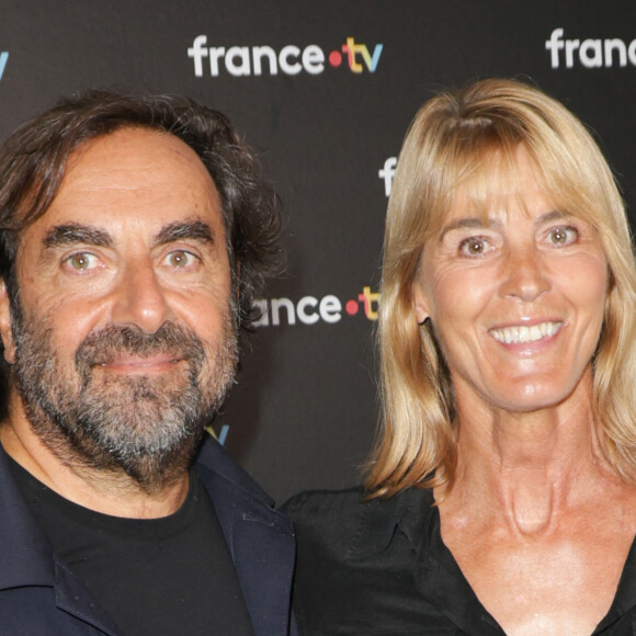 André Manoukian et Nathalie Simon au photocall de la conférence de presse de rentrée de France Télévisions à Paris, France, le 4 septembre 2024. © Coadic Guirec/Bestimage