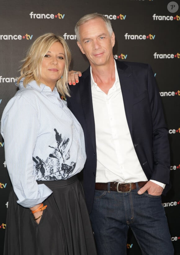 Flavie Flament et Julien Arnaud au photocall de la conférence de presse de rentrée de France Télévisions à Paris, France, le 4 septembre 2024. © Coadic Guirec/Bestimage