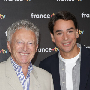 Nelson Monfort et Julian Bugier au photocall de la conférence de presse de rentrée de France Télévisions à Paris, France, le 4 septembre 2024. © Coadic Guirec/Bestimage