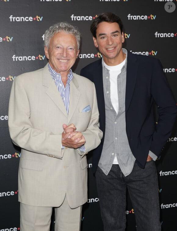 Nelson Monfort et Julian Bugier au photocall de la conférence de presse de rentrée de France Télévisions à Paris, France, le 4 septembre 2024. © Coadic Guirec/Bestimage