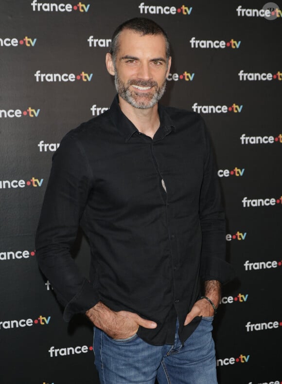 Gil Alma au photocall de la conférence de presse de rentrée de France Télévisions à Paris, France, le 4 septembre 2024. © Coadic Guirec/Bestimage