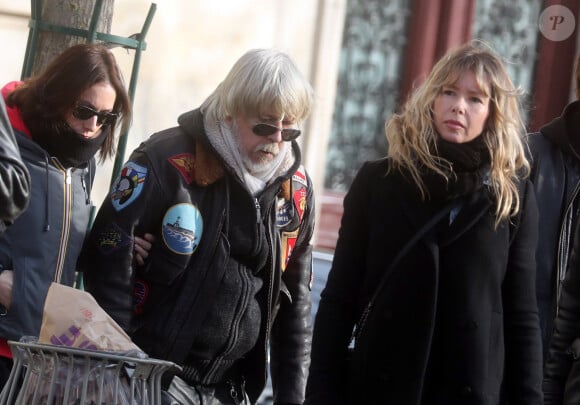 Renaud est aussi l'heureux papa de Malone, né de sa relation passée avec Romane Serda.
Lolita Séchan et son père le chanteur Renaud, Romane Serda - Obsèques de Thierry Séchan frère du chanteur Renaud) au cimetière du Montparnasse à Paris le 16 janvier 2019.