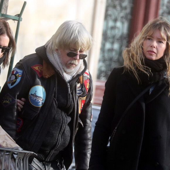 Renaud est aussi l'heureux papa de Malone, né de sa relation passée avec Romane Serda.
Lolita Séchan et son père le chanteur Renaud, Romane Serda - Obsèques de Thierry Séchan frère du chanteur Renaud) au cimetière du Montparnasse à Paris le 16 janvier 2019.