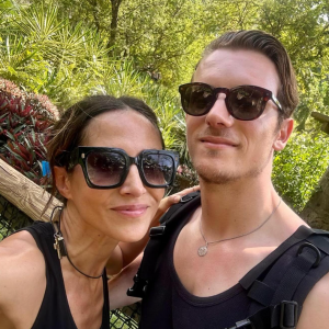 Fabienne Carat y retrouve son rôle et, pour le tournage qui a eu lieu en Martinique, elle a emmené avec elle son jeune compagnon Léo.
Fabienne Carat en couple avec le charmant Léo Deux. Instagram