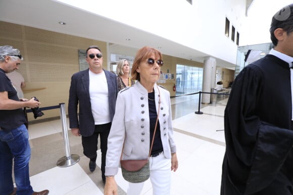 Gisèle Pélicot arrive avec ses enfants David Pélicot et Caroline Darian - Procès du viol de Gisèle Pélicot par cinquante hommes âgés de 26 à 74 devant la cour criminelle départementale de Vaucluse à Avignon, France, le 4 septembre 2024. © Franz Chavaroche/Nice Matin/Bestimage