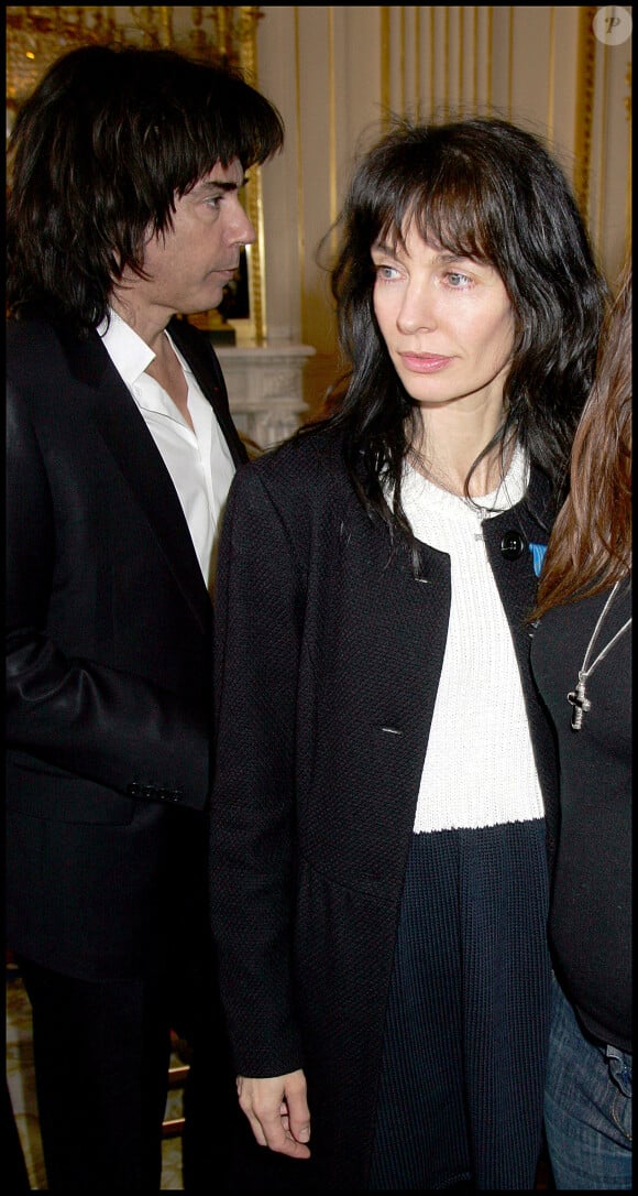 Le duo s'est marié en 2005 avant de divorcer cinq ans plus tard. "Le mariage pour moi est un véritable engagement", a expliqué Anne Parillaud.
Jean-Michel Jarre et Anne Parillaud - Remise de médailles au Ministère de la Culture. © Guillaume Gaffiot/Bestimage