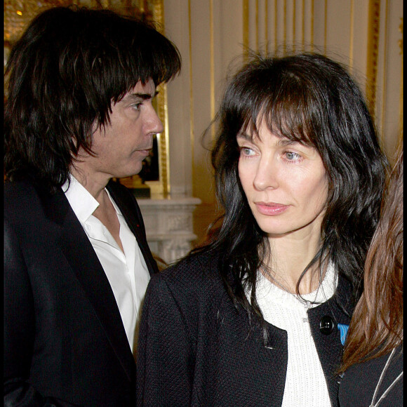 Le duo s'est marié en 2005 avant de divorcer cinq ans plus tard. "Le mariage pour moi est un véritable engagement", a expliqué Anne Parillaud.
Jean-Michel Jarre et Anne Parillaud - Remise de médailles au Ministère de la Culture. © Guillaume Gaffiot/Bestimage