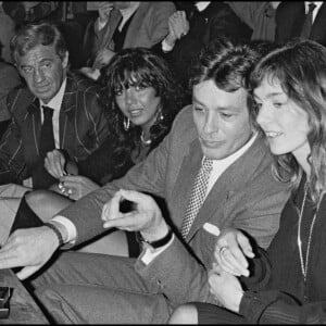 Archives - Alain Delon - Anne Parillaud, Jean-Paul Belmondo et Carlos Sotto Mayor à Paris en 1983.