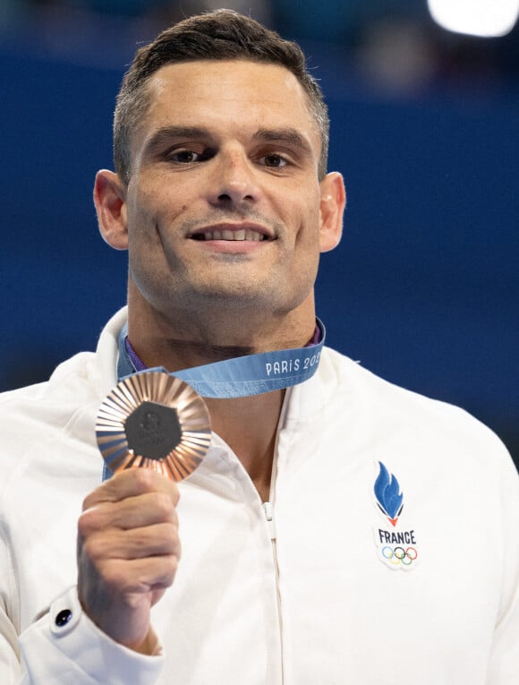 Florent Manaudou de l'équipe de France célèbre sa médaille de bronze sur le podium de la finale du 50m nage libre masculin lors de la septième journée des Jeux Olympiques d'été à Paris La Défense Arena le 2 août 2024 à Nanterre près de Paris, France. Photo par David Niviere/ABACAPRESS.COM