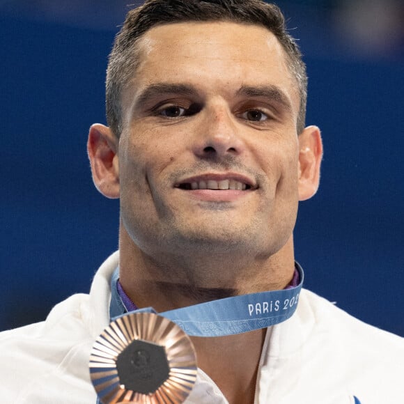 Florent Manaudou de l'équipe de France célèbre sa médaille de bronze sur le podium de la finale du 50m nage libre masculin lors de la septième journée des Jeux Olympiques d'été à Paris La Défense Arena le 2 août 2024 à Nanterre près de Paris, France. Photo par David Niviere/ABACAPRESS.COM