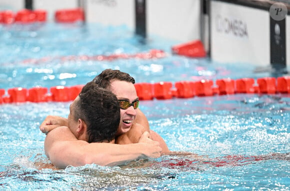 Cameron McEvoy de l'équipe d'Australie et Florent Manaudou de l'équipe de France se serrent dans les bras après avoir remporté l'or et le bronze dans la finale du 50m nage libre masculin lors de la septième journée des Jeux Olympiques d'été de Paris à la Paris La Defense Arena le 2 août 2024 à Nanterre près de Paris, France. Photo par David Niviere/ABACAPRESS.COM