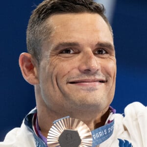 Florent Manaudou de l'équipe de France célèbre sa médaille de bronze sur le podium de la finale du 50m nage libre masculin lors de la septième journée des Jeux Olympiques d'été à Paris La Défense Arena le 2 août 2024 à Nanterre près de Paris, France. Photo par David Niviere/ABACAPRESS.COM