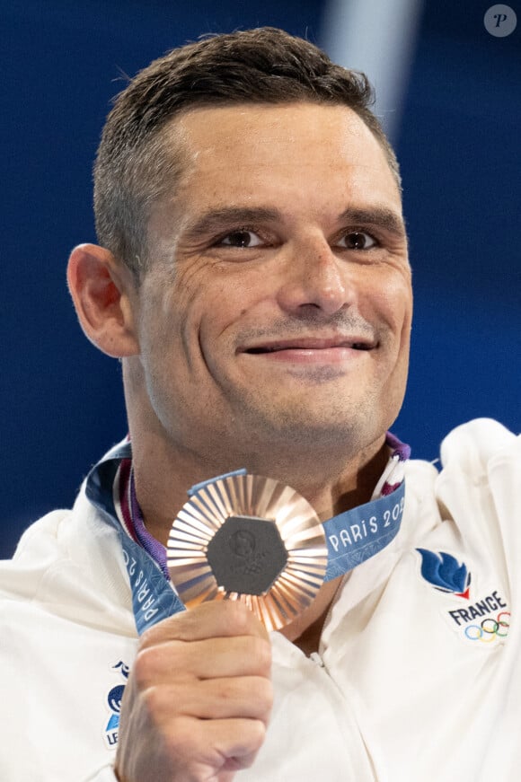 Florent Manaudou de l'équipe de France célèbre sa médaille de bronze sur le podium de la finale du 50m nage libre masculin lors de la septième journée des Jeux Olympiques d'été à Paris La Défense Arena le 2 août 2024 à Nanterre près de Paris, France. Photo par David Niviere/ABACAPRESS.COM