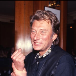 Johnny Hallyday dans un restaurant à Paris, en 1989.