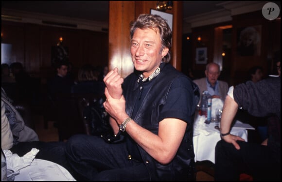 Johnny Hallyday dans un restaurant à Paris, en 1989.