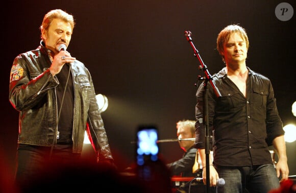 David Hallyday et son père Johnny Hallyday sur scène à la Cigale à Paris le 17 mars 2008. La plus grande rock star française Johnny Hallyday est décédée d'un cancer du poumon, a déclaré sa femme. Il avait 74 ans. Le chanteur – de son vrai nom Jean-Philippe Smet – a vendu environ 100 millions de disques et a joué dans de nombreux films. Photo by Marco Vitchi/ABACAPRESS.COM