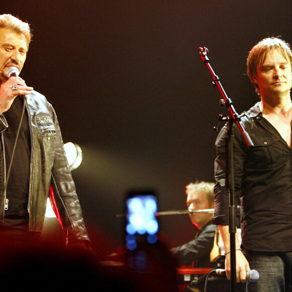 David Hallyday et son père Johnny Hallyday sur scène à la Cigale à Paris le 17 mars 2008. La plus grande rock star française Johnny Hallyday est décédée d'un cancer du poumon, a déclaré sa femme. Il avait 74 ans. Le chanteur – de son vrai nom Jean-Philippe Smet – a vendu environ 100 millions de disques et a joué dans de nombreux films. Photo by Marco Vitchi/ABACAPRESS.COM