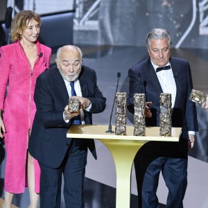 "J'ai fait croire que je faisais du ski, chose qui était totalement fausse dans Les Bronzés font du ski. Je leur avais soutenu que je skiais... Absolument pas", a t-elle lâché.
Un César spécial pour la troupe du Splendid, Marie-Anne Chazel, Gérard Jugnot, Christian Clavier, Bruno Moynot sur scène lors de la 46ème cérémonie des César à l'Olympia à Paris le 12 mars 2021. © Pierre Villard/ Pool / Bestimage 