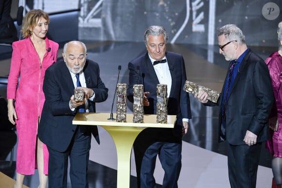 "J'ai fait croire que je faisais du ski, chose qui était totalement fausse dans Les Bronzés font du ski. Je leur avais soutenu que je skiais... Absolument pas", a t-elle lâché.
Un César spécial pour la troupe du Splendid, Marie-Anne Chazel, Gérard Jugnot, Christian Clavier, Bruno Moynot sur scène lors de la 46ème cérémonie des César à l'Olympia à Paris le 12 mars 2021. © Pierre Villard/ Pool / Bestimage 