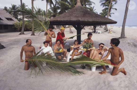 Archives - La troupe du SPLENDID au complet sur le tournage du film "Les Bronzés" : Gérard JUGNOT, Dominique Lavanant, Bruno Moynot, Marie-Anne Chazel, Thierry Lhermitte, Josiane Balasko et Christian Clavier au premier plan, Martin Lamotte et Michel Blanc au second plan (debout) © Jean-Claude Colin via Bestimage