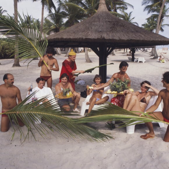 Archives - La troupe du SPLENDID au complet sur le tournage du film "Les Bronzés" : Gérard JUGNOT, Dominique Lavanant, Bruno Moynot, Marie-Anne Chazel, Thierry Lhermitte, Josiane Balasko et Christian Clavier au premier plan, Martin Lamotte et Michel Blanc au second plan (debout) © Jean-Claude Colin via Bestimage