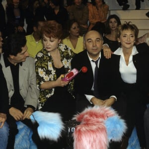 Archives - En France, à Paris, sur le plateau de l'émission "Nom de code : Balasko", de gauche à droite, Thierry Lhermitte, Christian Clavier, Josiane Balasko, Gérard Jugnot, Marie-Anne Chazel, et Michel Blanc, une partie de la troupe du SPLENDID. Le 15 décembre 1997
© Michel Marizy via Bestimage 