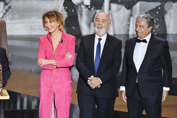 Et d'ajouter en toute sincérité : J'ai dû prendre des cours avant, je me suis fait une entorse".
Un César spécial pour la troupe du Splendid, Marie-Anne Chazel, Gérard Jugnot, Christian Clavier sur scène lors de la 46ème cérémonie des César à l'Olympia à Paris le 12 mars 202. © Dominique Charriau/ Pool / Bestimage 