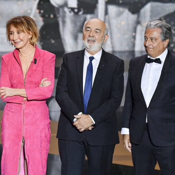 Et d'ajouter en toute sincérité : J'ai dû prendre des cours avant, je me suis fait une entorse".
Un César spécial pour la troupe du Splendid, Marie-Anne Chazel, Gérard Jugnot, Christian Clavier sur scène lors de la 46ème cérémonie des César à l'Olympia à Paris le 12 mars 202. © Dominique Charriau/ Pool / Bestimage 