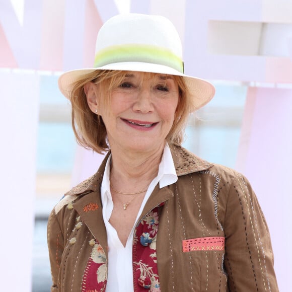 Conviée dans l'émission du "Bon Dimanche Show" sur RTL, l'actrice phare des "Bronzés font du ski" pour ne citer que ce film est revenue sur les coulisses du tournage.
Marie-Anne Chazel lors du photocall de 'Broceliande' sur la plage du Majestic lors de la 7eme saison de 'CanneSeries' à Cannes le 7 Avril 2024 Denis Guignebourg/BestImage 