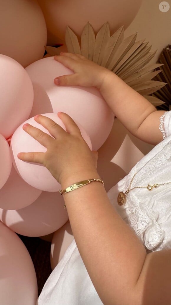 La star de la journée portait une robe blanche parfaite pour l'occasion et a eu droit, en cadeaux, à de jolis bijoux (gourmette et chaîne en or) 
Baptême de Victoire, fille de Marie et Louis Ducruet