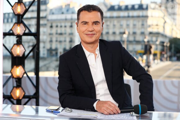 Exclusif - Laurent Luyat - Plateau de l'émission "Paris accueille la flamme Olympique" sur le parvis de l'hôtel de ville à Paris, diffusée en direct sur France 2 en marge du concert de la Place de la République à l'occasion du Relais de la Flamme olympique. © Christophe Clovis / Bestimage