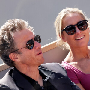 Anne-Sophie Lapix et son mari Arthur Sadoun - Célébrités dans les tribunes des Internationaux de France de tennis de Roland Garros 2024 à Paris le 7 juin. © Jacovides-Moreau/Bestimage 
