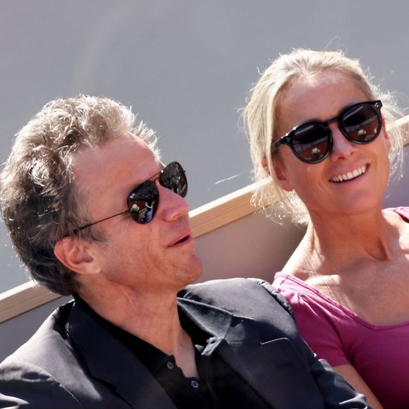 Anne-Sophie Lapix et son mari Arthur Sadoun - Célébrités dans les tribunes des Internationaux de France de tennis de Roland Garros 2024 à Paris le 7 juin. © Jacovides-Moreau/Bestimage 