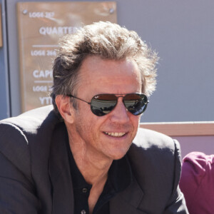 Anne-Sophie Lapix et son mari Arthur Sadoun - Célébrités dans les tribunes des Internationaux de France de tennis de Roland Garros 2024 à Paris le 7 juin. © Jacovides-Moreau/Bestimage