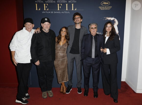 Une projection en avant-première a eu lieu ce lundi 9 septembre au cinéma Arlequin à Paris
Gaëtan Roussel, Gregory Gadebois, Alice Belaïdi, Hugo Gélin, Daniel Auteuil et sa fille Nelly Auteuil lors de l'avant-première du film "Le fil" au cinéma Arlequin à Paris le 9 septembre 2024