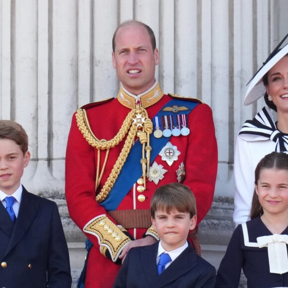 Tout en maîtrisant sa communication, une méthode parfaite ou presque
Le prince William, prince de Galles, Catherine Kate Middleton, princesse de Galles, le prince George, le prince Louis et la princesse Charlotte - Les membres de la famille royale britannique au balcon du Palais de Buckingham lors de la parade militaire "Trooping the Colour" à Londres le 15 juin 2024 © Julien Burton / Bestimage