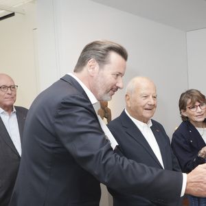 Marc Ladreit de Lacharrière succède ainsi à Stéphane Martin, président de l'édition de l'année dernière
Exclusif - Stéphane Martin (ancien président du musée du quai Branly qui était président d’honneur du Parcours des Mondes l'an dernier), Yves-Bernard Debie (directeur général du Parcours des Mondes), Marc Ladreit de Lacharrière (nouveau président d’honneur du Parcours des Mondes), Jo De Buck - Inauguration de la visite du Parcours des Mondes édition à Paris. © Jack Tribeca / Bestimage