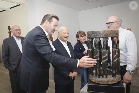 Marc Ladreit de Lacharrière succède ainsi à Stéphane Martin, président de l'édition de l'année dernière
Exclusif - Stéphane Martin (ancien président du musée du quai Branly qui était président d’honneur du Parcours des Mondes l'an dernier), Yves-Bernard Debie (directeur général du Parcours des Mondes), Marc Ladreit de Lacharrière (nouveau président d’honneur du Parcours des Mondes), Jo De Buck - Inauguration de la visite du Parcours des Mondes édition à Paris. © Jack Tribeca / Bestimage