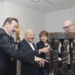 Exclusif - Stéphane Martin (ancien président du musée du quai Branly qui était président d’honneur du Parcours des Mondes l'an dernier), Yves-Bernard Debie (directeur général du Parcours des Mondes), Marc Ladreit de Lacharrière (nouveau président d’honneur du Parcours des Mondes), Jo De Buck - Inauguration de la visite du Parcours des Mondes édition à Paris. © Jack Tribeca / Bestimage