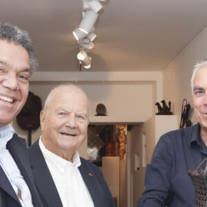 Exclusif - Emmanuel Kasarhérou (Président du musée du quai Branly), Marc Ladreit de Lacharrière (nouveau président d’honneur du Parcours des Mondes), Philippe Bourdin (directeur de la galerie Mingei) - Inauguration de la visite du Parcours des Mondes édition à Paris. © Jack Tribeca / Bestimage