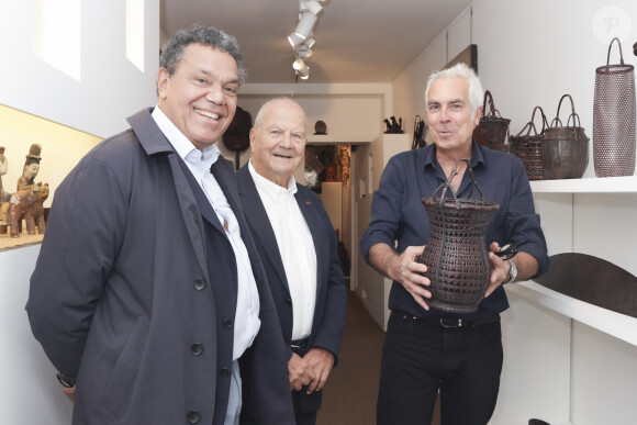 Exclusif - Emmanuel Kasarhérou (Président du musée du quai Branly), Marc Ladreit de Lacharrière (nouveau président d’honneur du Parcours des Mondes), Philippe Bourdin (directeur de la galerie Mingei) - Inauguration de la visite du Parcours des Mondes édition à Paris. © Jack Tribeca / Bestimage