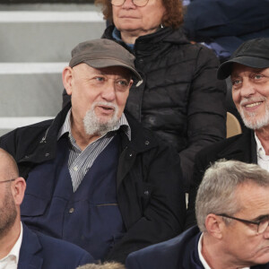 Charlélie Couture et son frère Tom Novembre dans les tribunes des Internationaux de France de tennis de Roland Garros 2024 à Paris, France, le 30 mai 2024. © Jacovides-Moreau/bestimage 