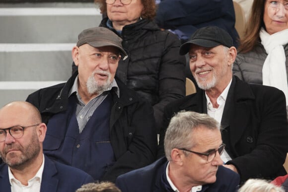 Charlélie Couture et son frère Tom Novembre dans les tribunes des Internationaux de France de tennis de Roland Garros 2024 à Paris, France, le 30 mai 2024. © Jacovides-Moreau/bestimage 