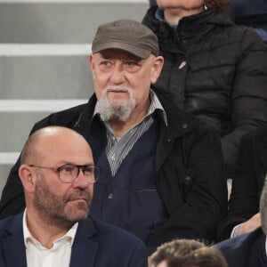 Charlélie Couture et son frère Tom Novembre dans les tribunes des Internationaux de France de tennis de Roland Garros 2024 à Paris, France, le 30 mai 2024. © Jacovides-Moreau/bestimage 